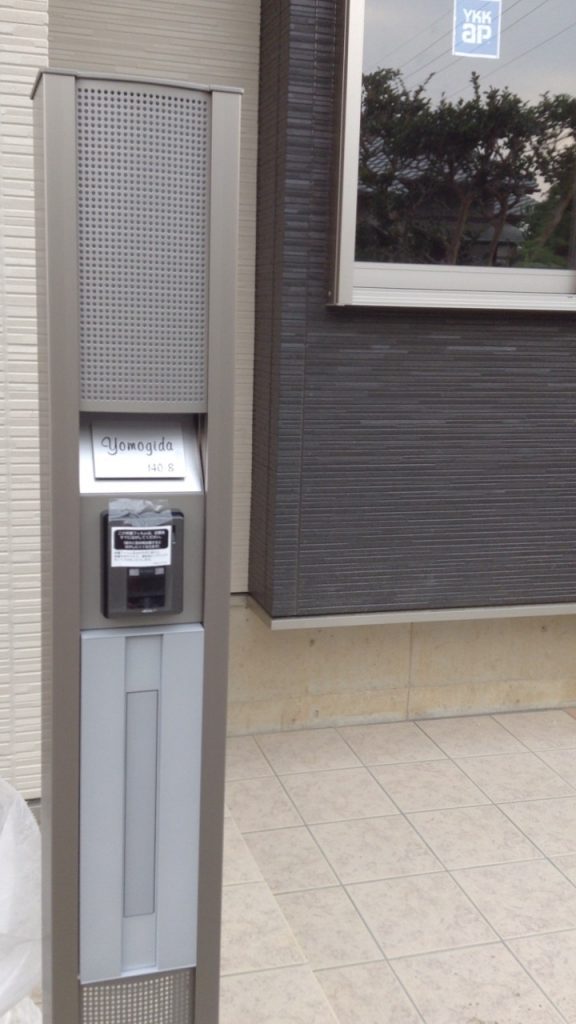 表札の取り付け写真 【アーキッシュポール:ME-22】